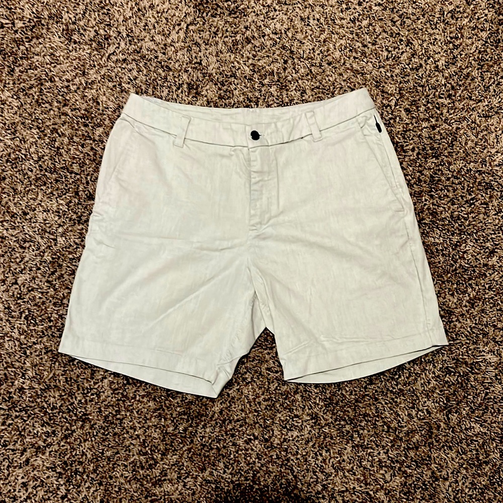 Size 33 Waist Lululemon commission classic fit 7 inch inseam shorts.